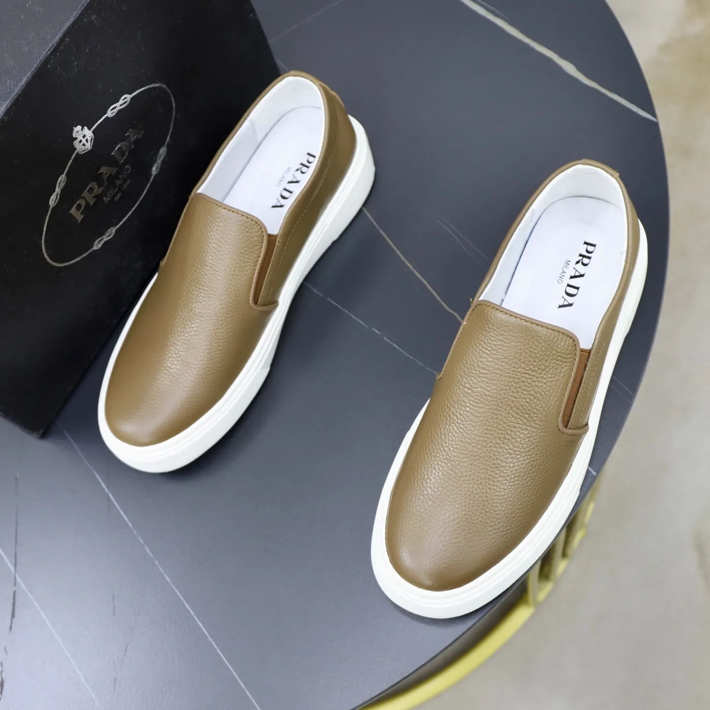 Ex-factory price: 420💰🙅‍♂️🙅‍♂️🙅‍♂️ Brand: PRADA Standard code: 38–44 (45 can be customized) Grade: Same as the official website Material: Original cowhide fabric Comfortable pigskin lining Lightweight wear-resistant outsole Style category: Men's fashionable casual shoes and boots Running sports shoes Distinguished luxury brand elements Top luxury Color: actual picture color